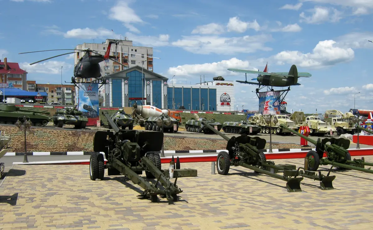 Экспозиция военной техники в парке «Патриот» в Каменске-Шахтинском